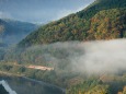 朝霧の掛かる山間を行くキハ40系