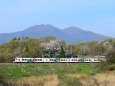 桜と山とE257系