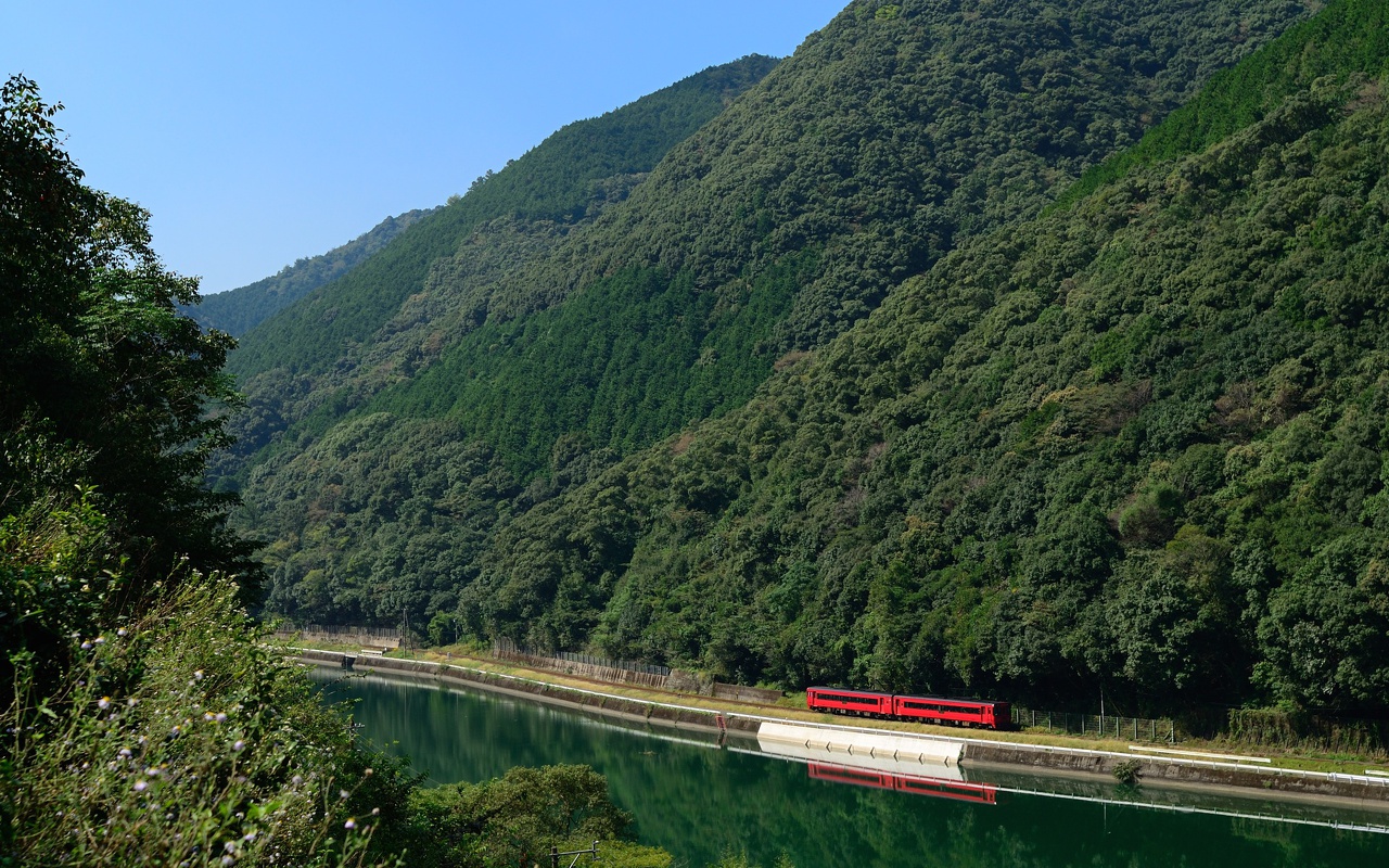 鉄道 気動車 球磨川沿いを行くキハ185系特急 壁紙1280x800 壁紙館