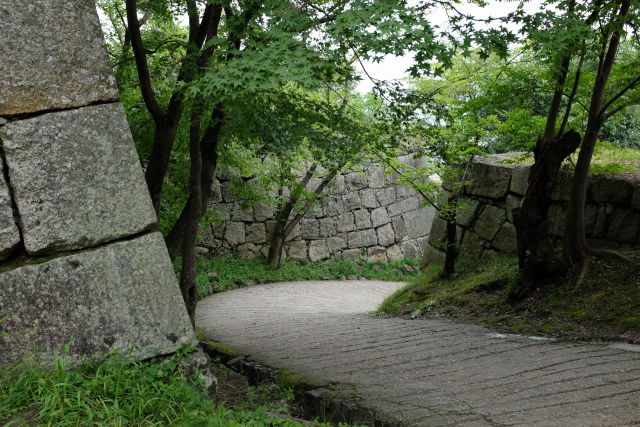 丸亀城の石垣と道