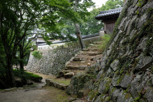 備中松山城の本丸東御門と石垣