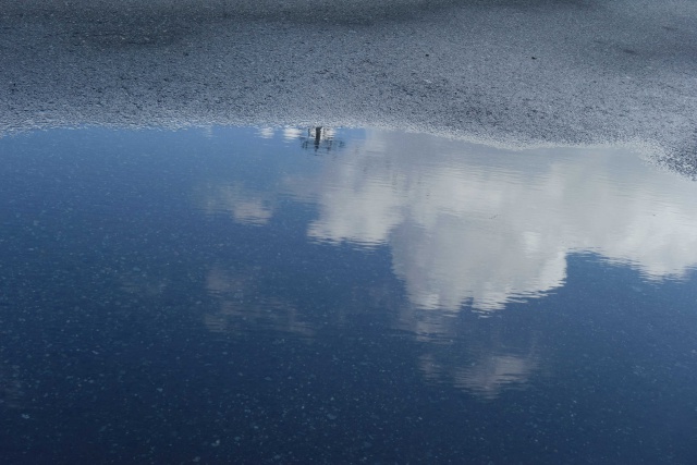 水たまりに映り込む空