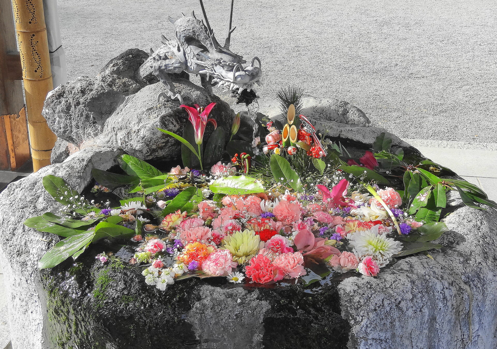 その他 華やかな花手水 壁紙19x1348 壁紙館