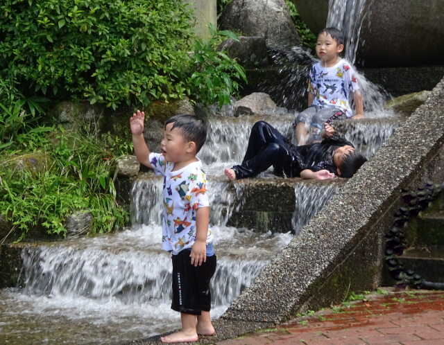 3つ子ちゃん？ 楽しい水遊び