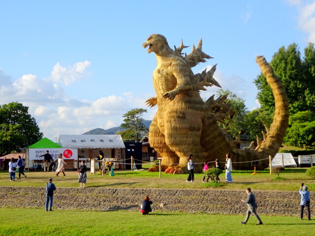 秋の公園に出現 巨大なゴジラ