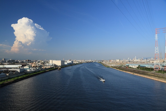 夏空と川