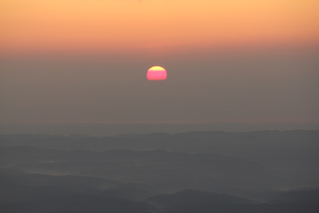 朝靄から昇る太陽