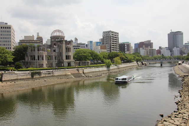 原爆ドームと水上バス