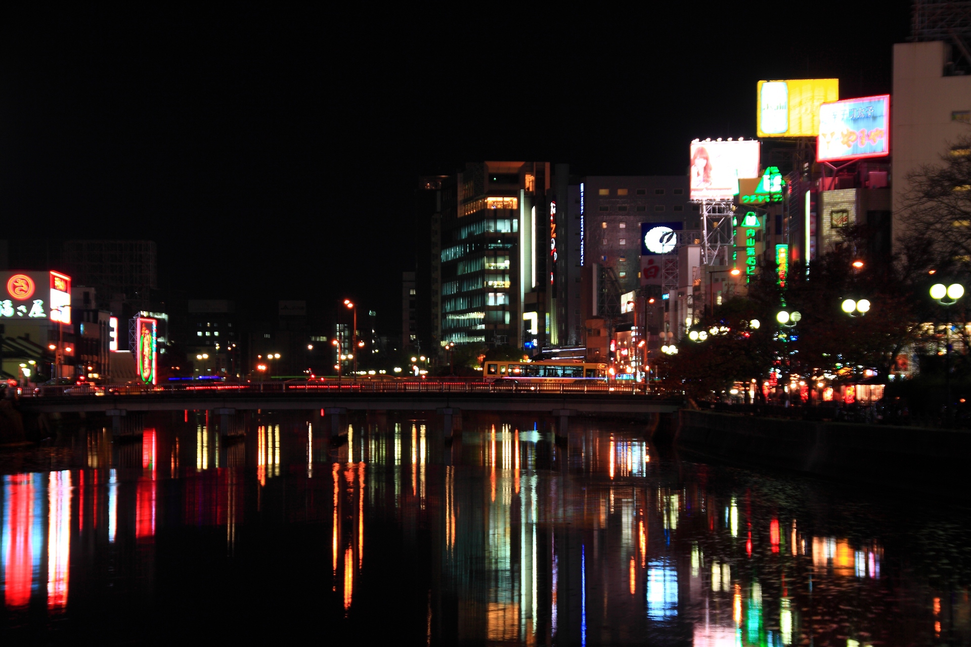 夜景 花火 イルミ 師走の福岡中洲 壁紙19x1280 壁紙館