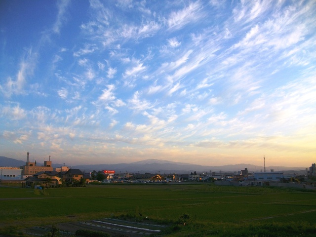 夕暮れ月山遠望 新庄市