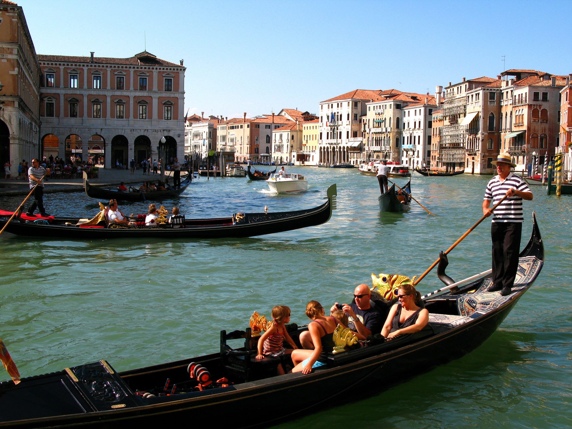 外国の風景 ヴェネツィア 運河とゴンドラ 壁紙19x1440 壁紙館