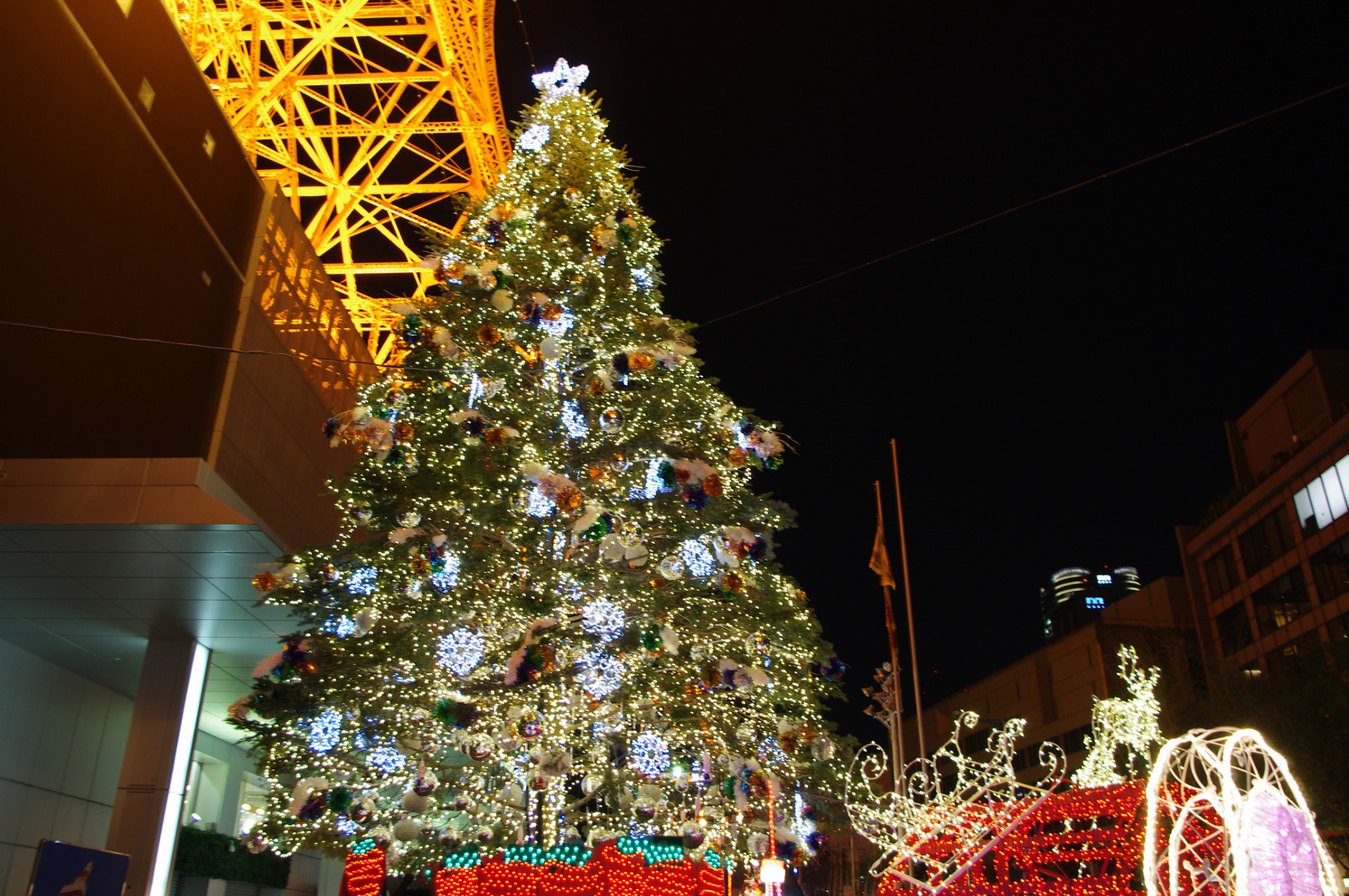 夜景 花火 イルミ 東京タワーのクリスマスツリー 壁紙19x1275 壁紙館