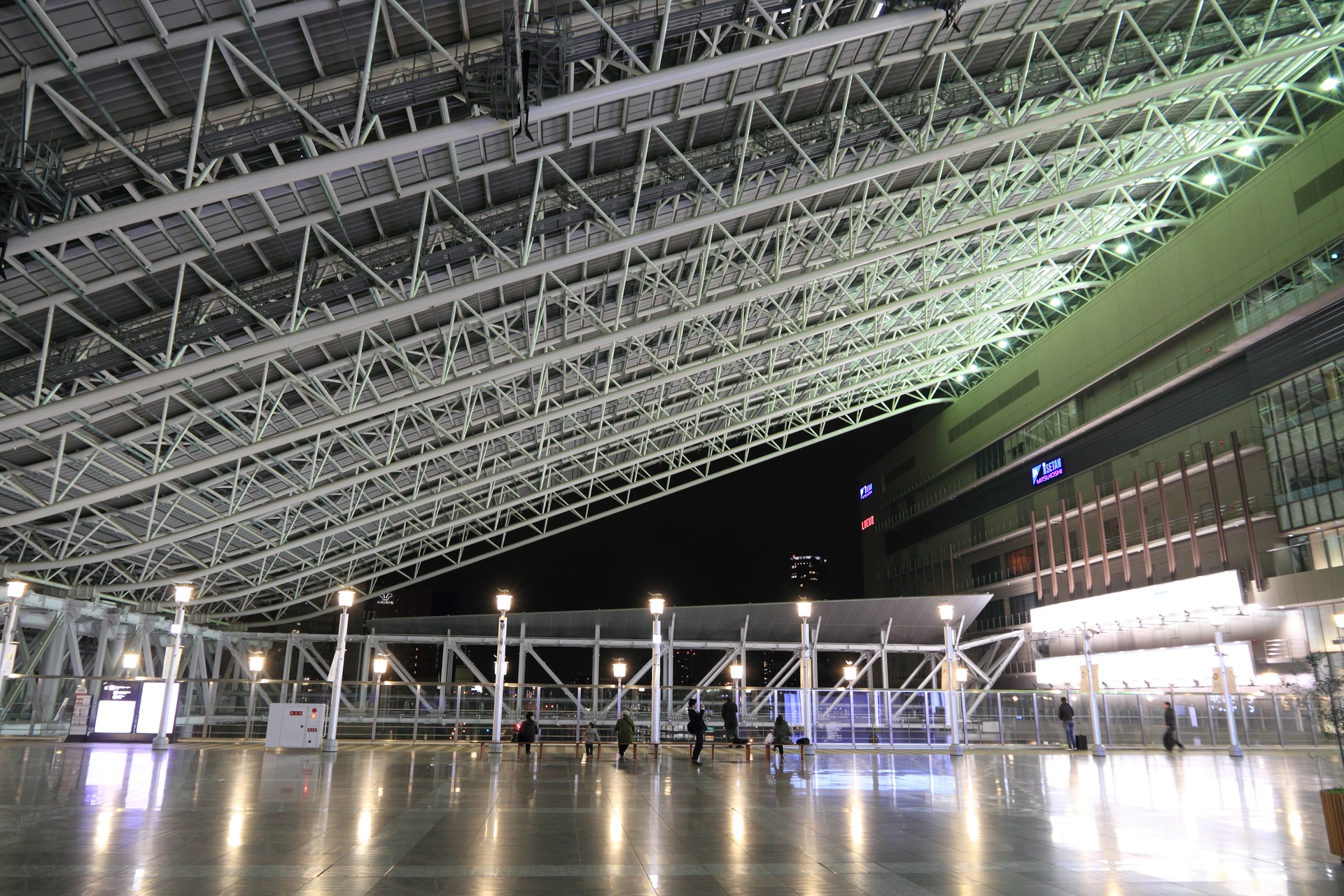 夜景 花火 イルミ 夜の大阪駅 壁紙19x1280 壁紙館