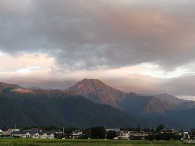 朝日に染まる有明山