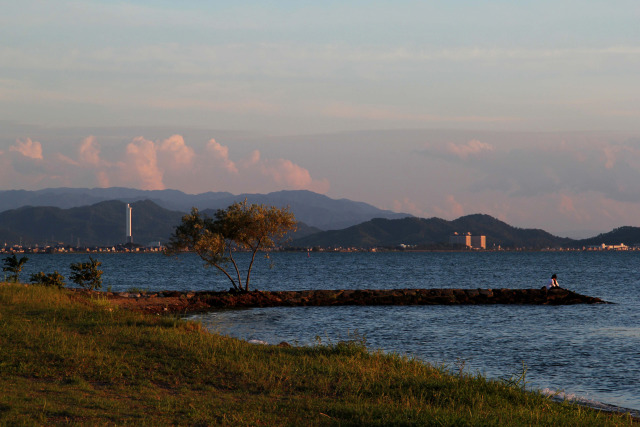 夕暮れの琵琶湖畔・彦根遠望