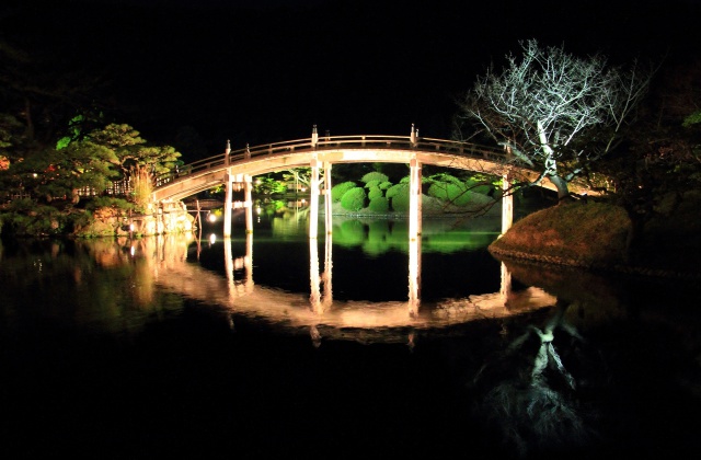 ライトアップされた偃月橋