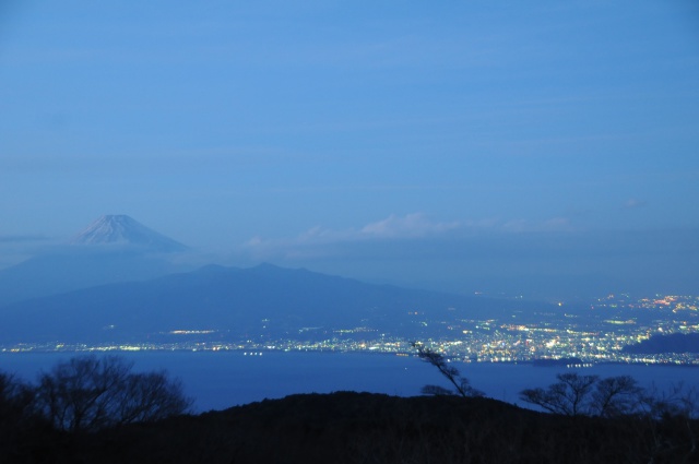 ロッジからの夜景と富士山