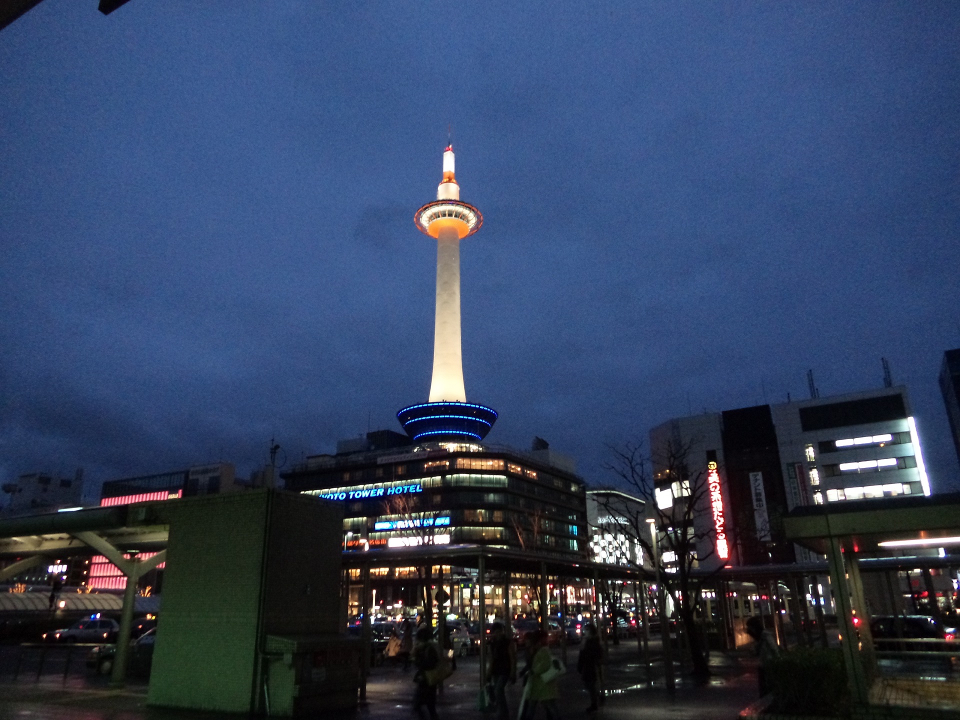 夜景 花火 イルミ 薄暮の京都タワー 壁紙19x1440 壁紙館