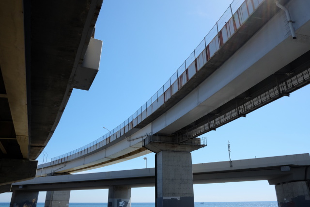 西湘バイパスと青空