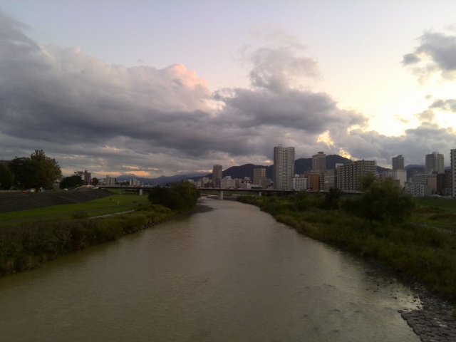 夕暮れ時の豊平川