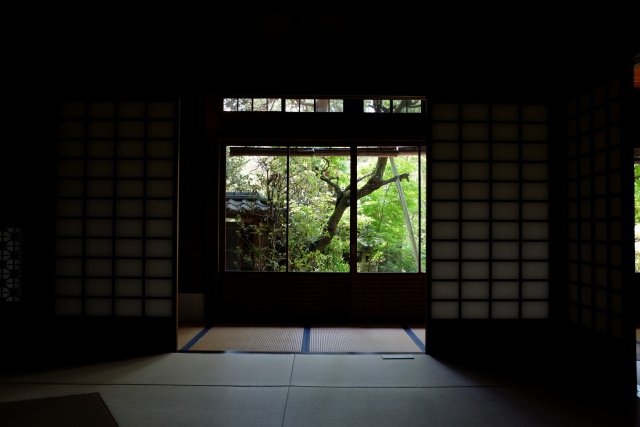 遠山記念館の和室と庭園