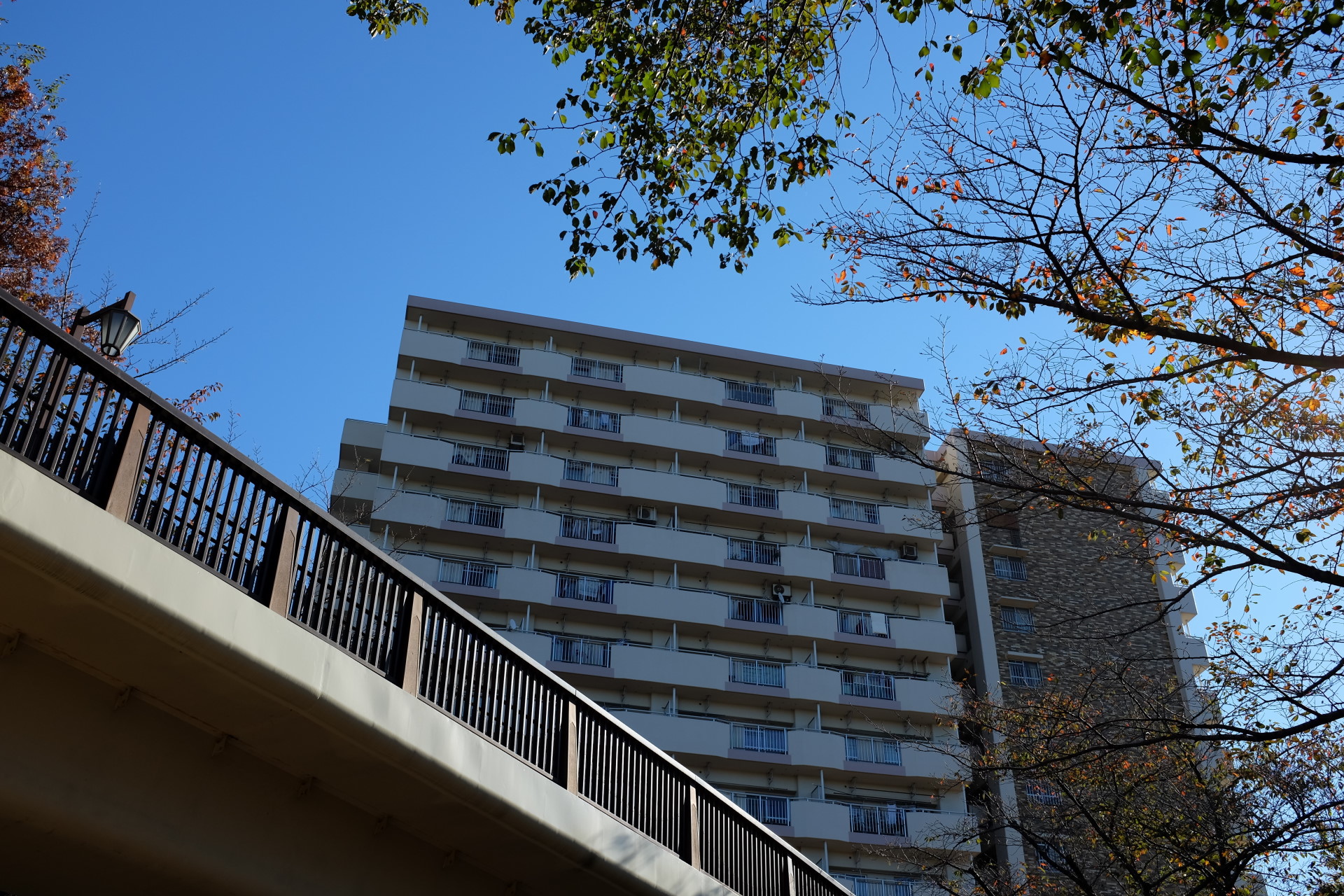 都市 街 室内 団地と青空 壁紙19x1280 壁紙館