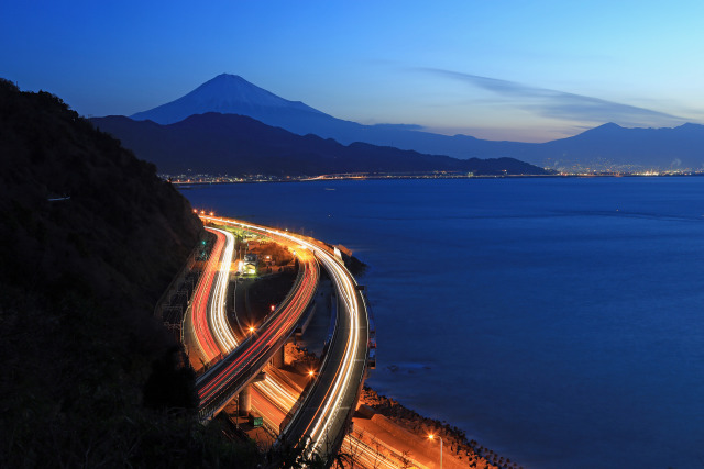 夜明け前の富士山