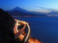 夜明け前の富士山