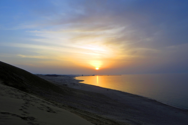 砂丘から見る夕陽