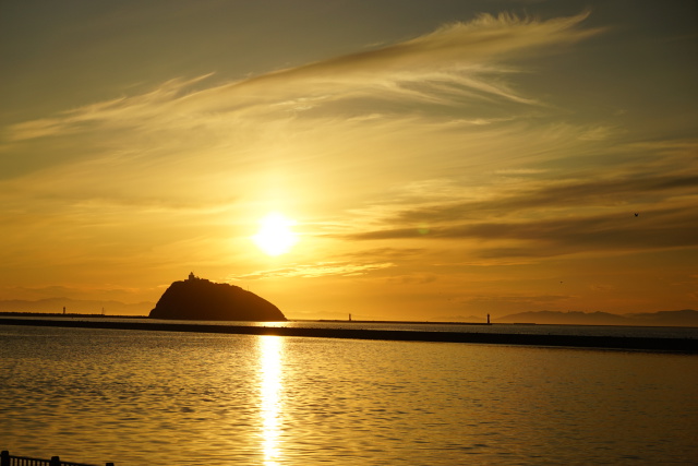 大黒島にかかる夕日