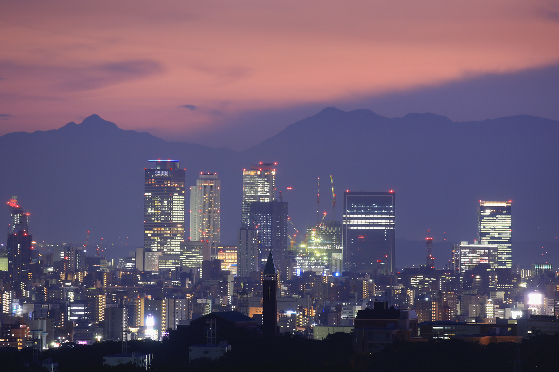 夜景 花火 イルミ 名古屋駅高層ビル群と御在所岳 壁紙19x1280 壁紙館