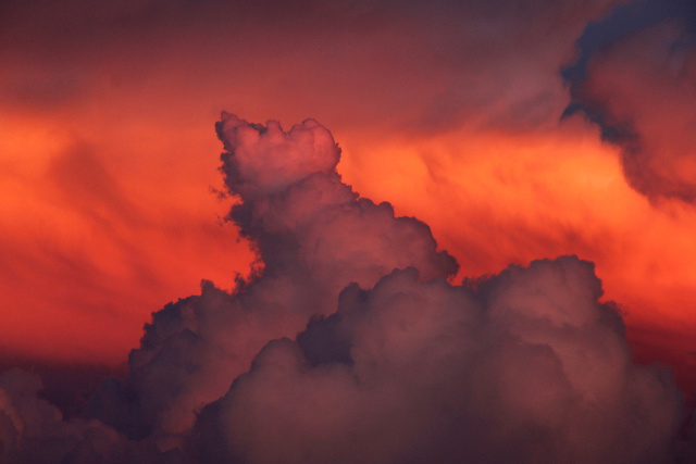 夕照・虚空に吠える入道雲