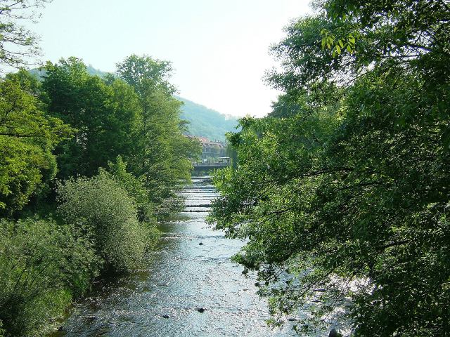 F.旧市街町外れを流れる朝のD.川