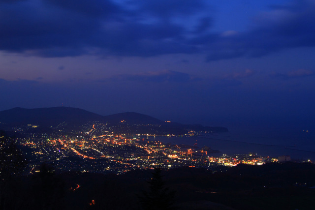 暮れゆく小樽湾の夜景