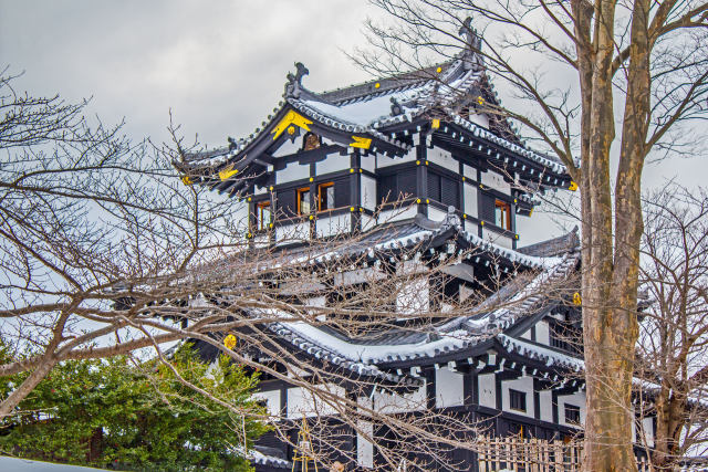 雪中の高田城三重櫓