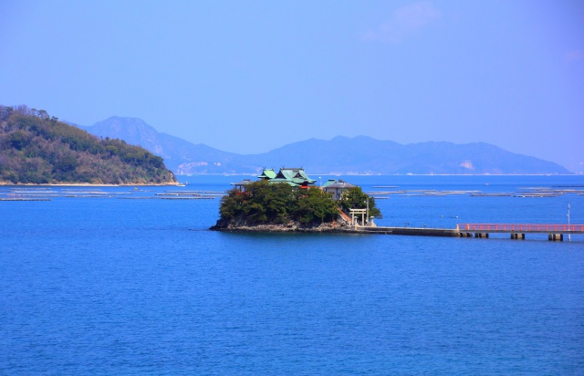 瀬戸の海に浮ぶ津嶋神社