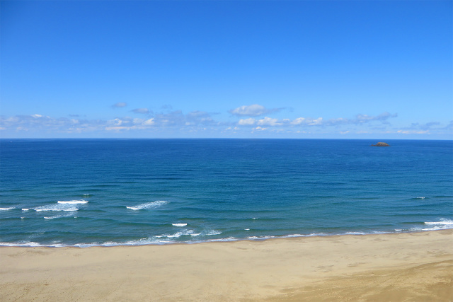 馬の背から見る春の日本海2