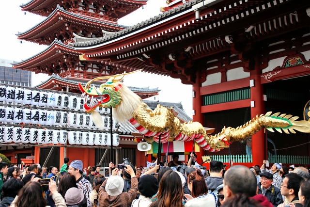 浅草寺参道の宙を舞う金竜1