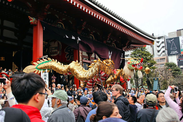 浅草寺参道の宙を舞う金竜2