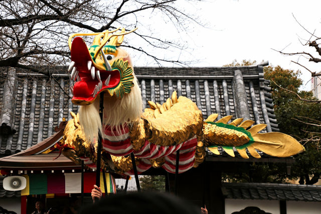 浅草寺参道の宙を舞う金竜5