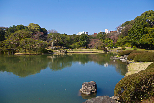 六義園・大泉水と日本庭園