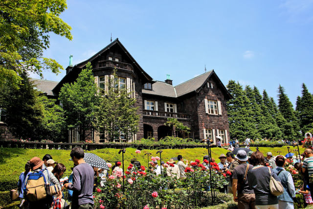 バラ庭園と洋館建築