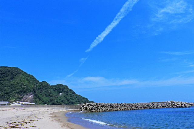 初夏の海・空・飛行機雲