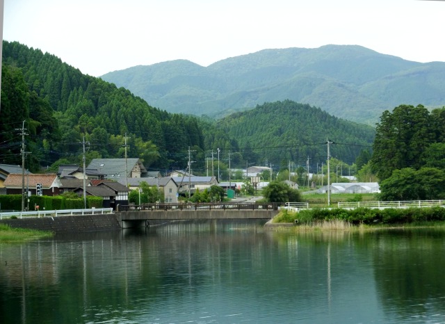 山の湖で