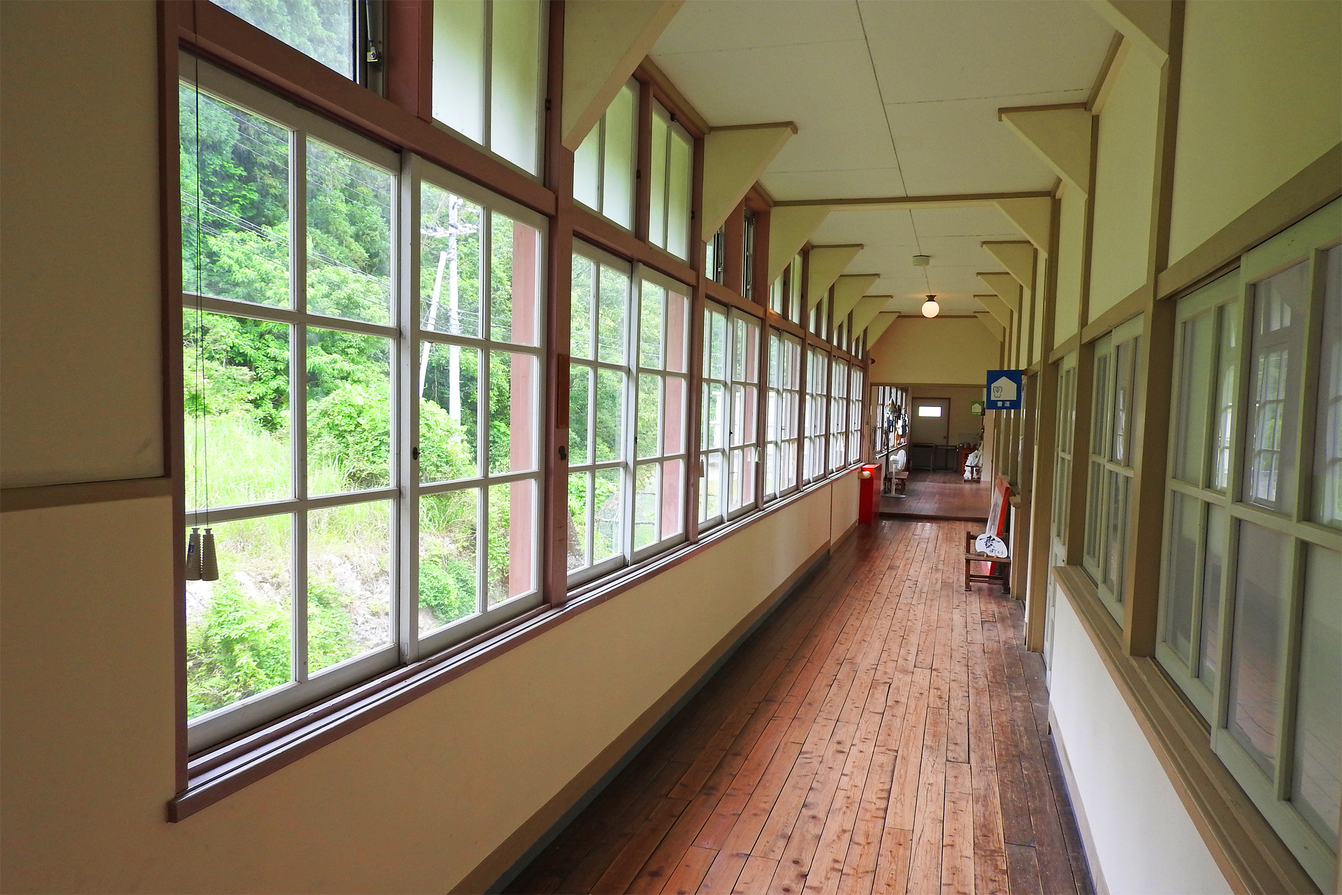 日本の風景 レトロ 小学校の廊下 壁紙19x1280 壁紙館