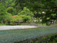 川越しにホテルの見える光景