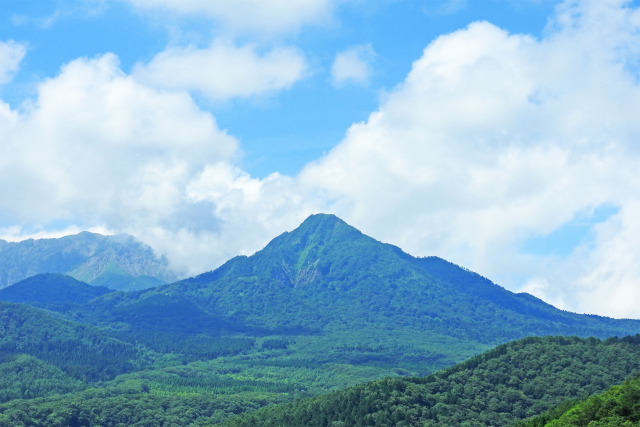 鬼女台から望む烏ヶ山-夏