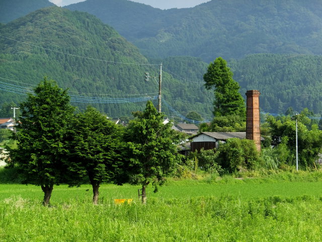 赤い煙突がある風景