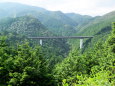 山腹をめぐる林道の橋