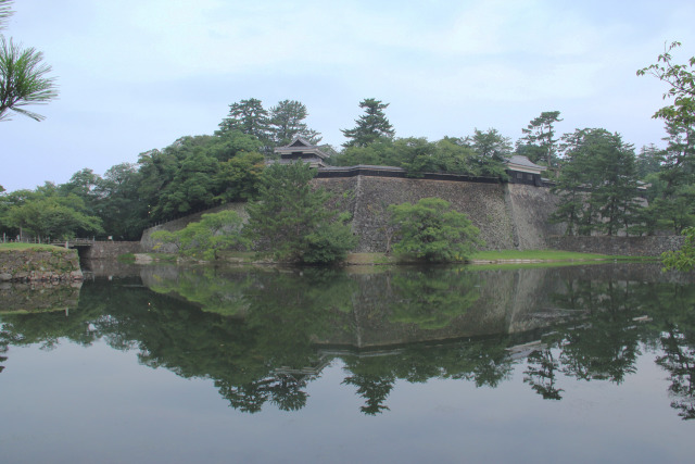 松江城のお堀と巽櫓